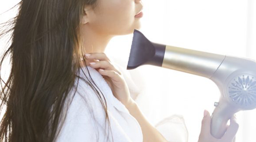 ドライヤーしている女性
